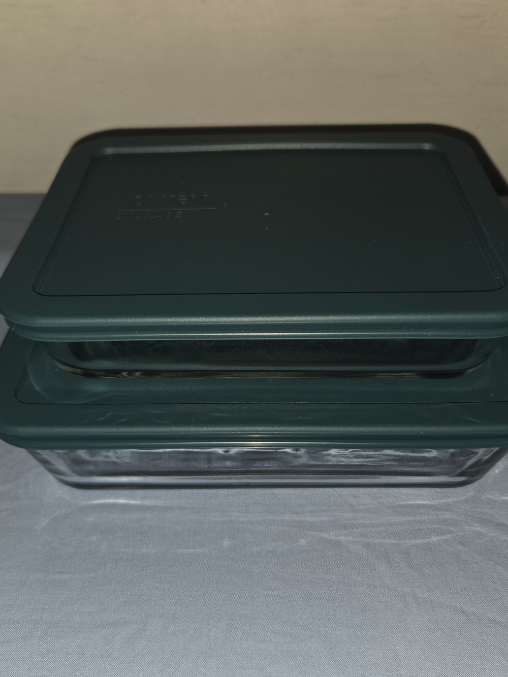 Pyrex Rectangle glass food storage containers with forest green lids 6cup& 3cup